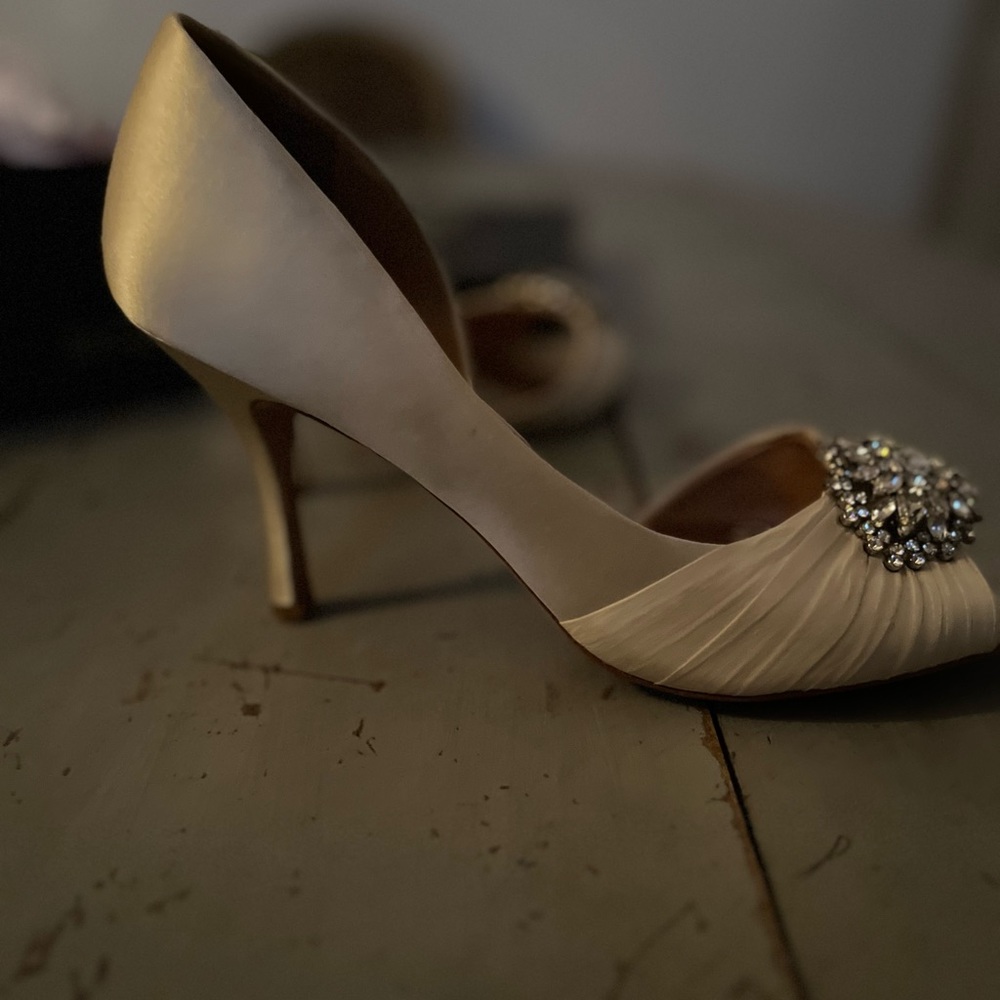 Badgley Mischka Champagne Dorsay w Cutout Side, Silver Crystals Pumps. Couture.